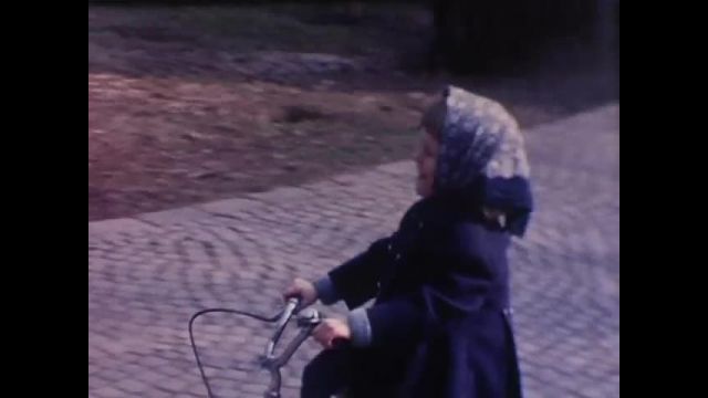 Fondo Franco Gottardi - Porlezza e bambini al macello di Sesto nell'inverno 1969