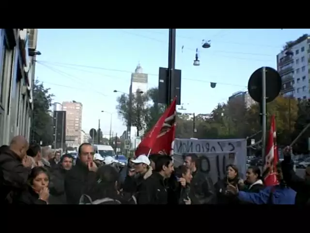 Proteste in Via Turati per licenziamenti alla San Carlo