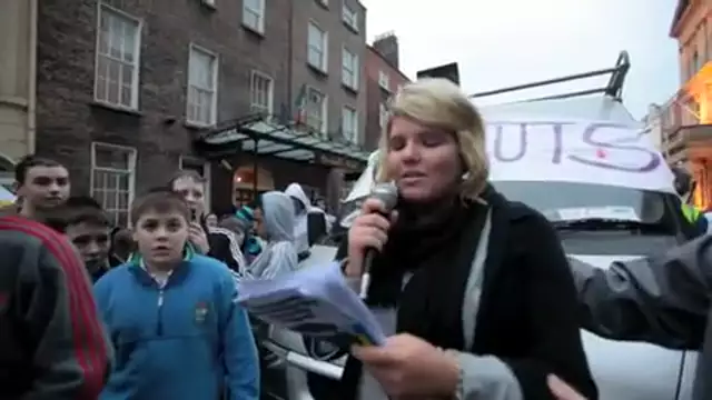 No ai tagli: giovani a Dublino