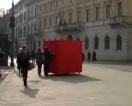 Un cubo rosso si aggira per Bergamo