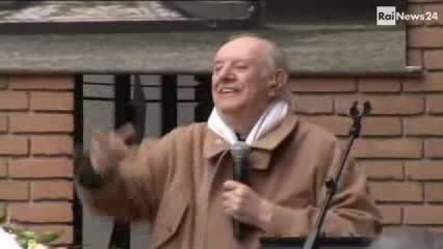 Al funerale laico di Franca Rame, Dario Fo recita un racconto inedito scritto dalla moglie