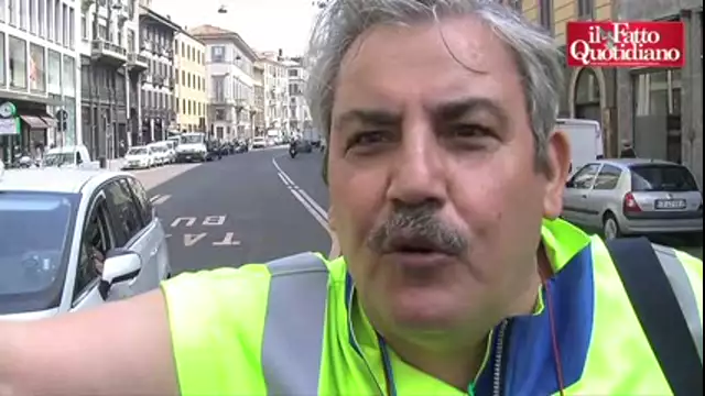 Milano, esodati lavano vetri ai semafori